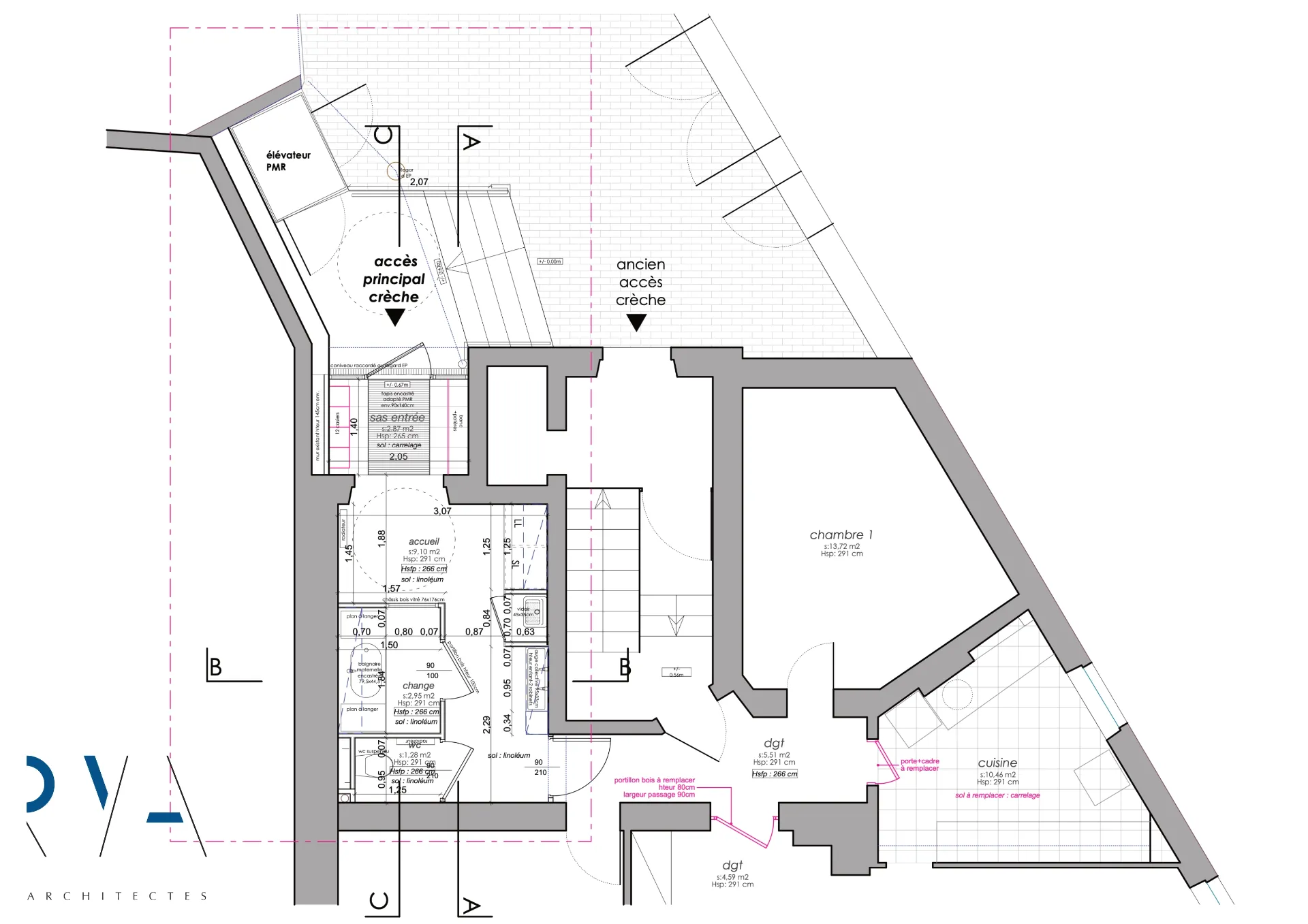 L'aménagement intérieur est optimisé avec une circulation fluide : l'extension de l'entrée crée une zone de transition harmonieuse entre intérieur et extérieur