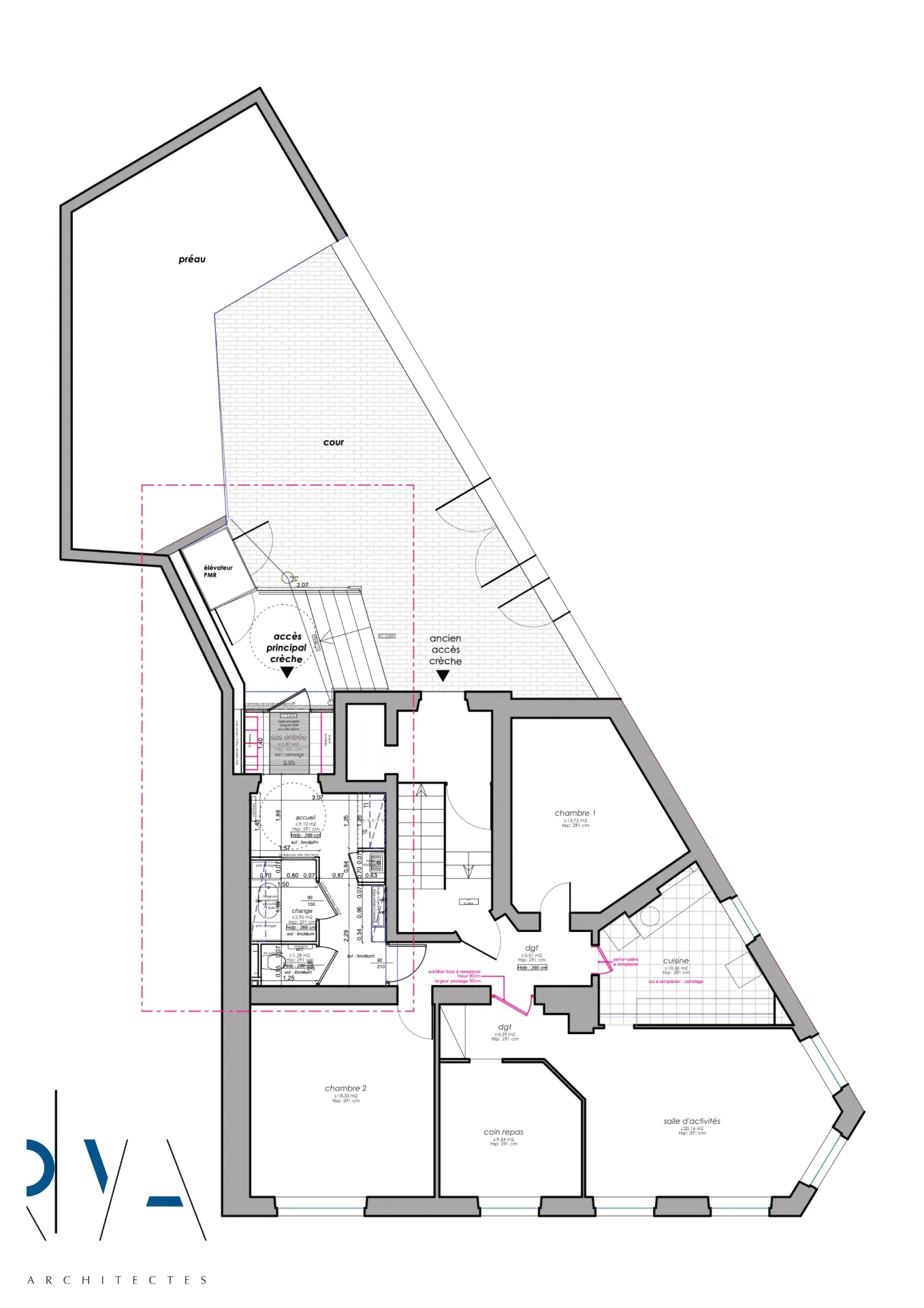 L'aménagement intérieur est optimisé avec une circulation fluide : l'extension de l'entrée crée une zone de transition harmonieuse entre intérieur et extérieur