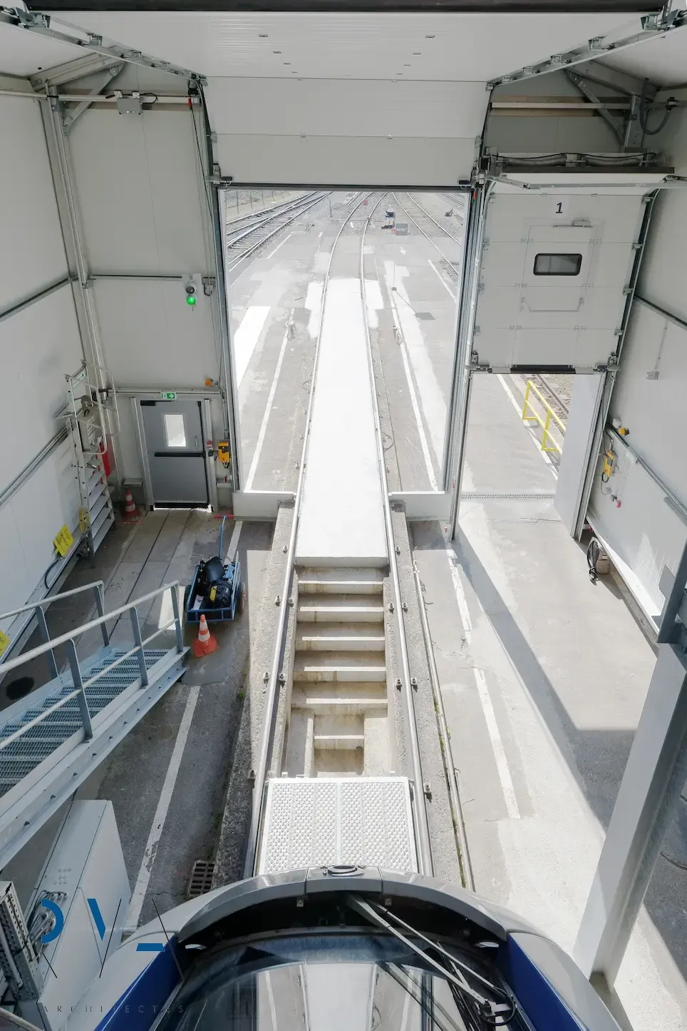 Bardage en panneaux sandwichs sur structure aluminum, alliant légèreté et performance