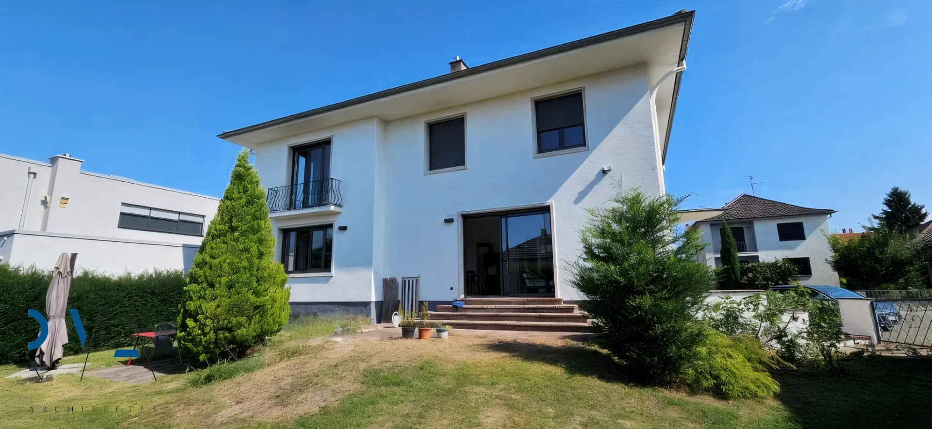 Connexion fluide entre intérieur et extérieur grâce à de larges ouvertures sur le jardin