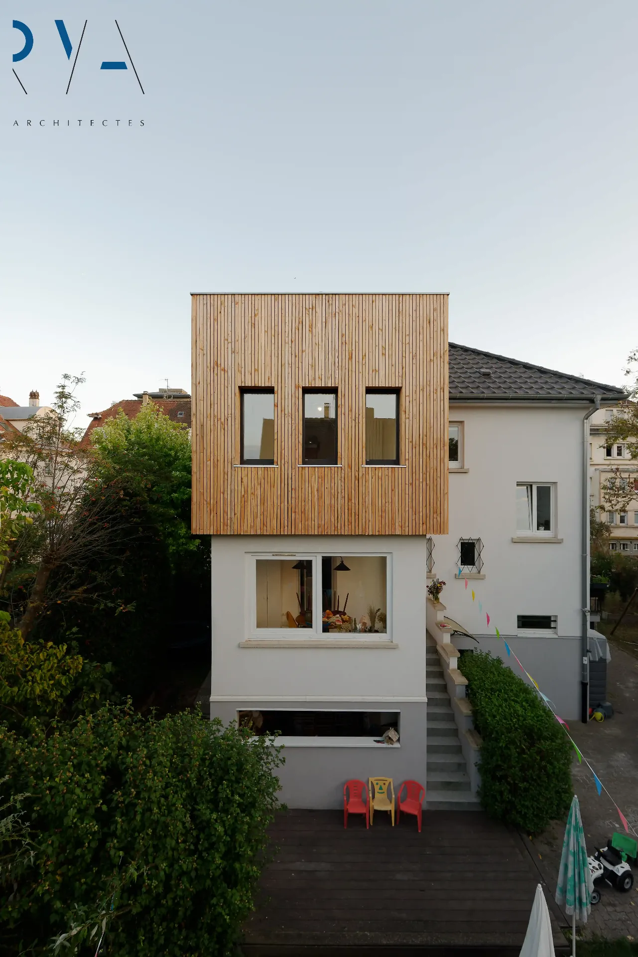 Un nouveau volume bois vient réchauffer et contraster la façade existante