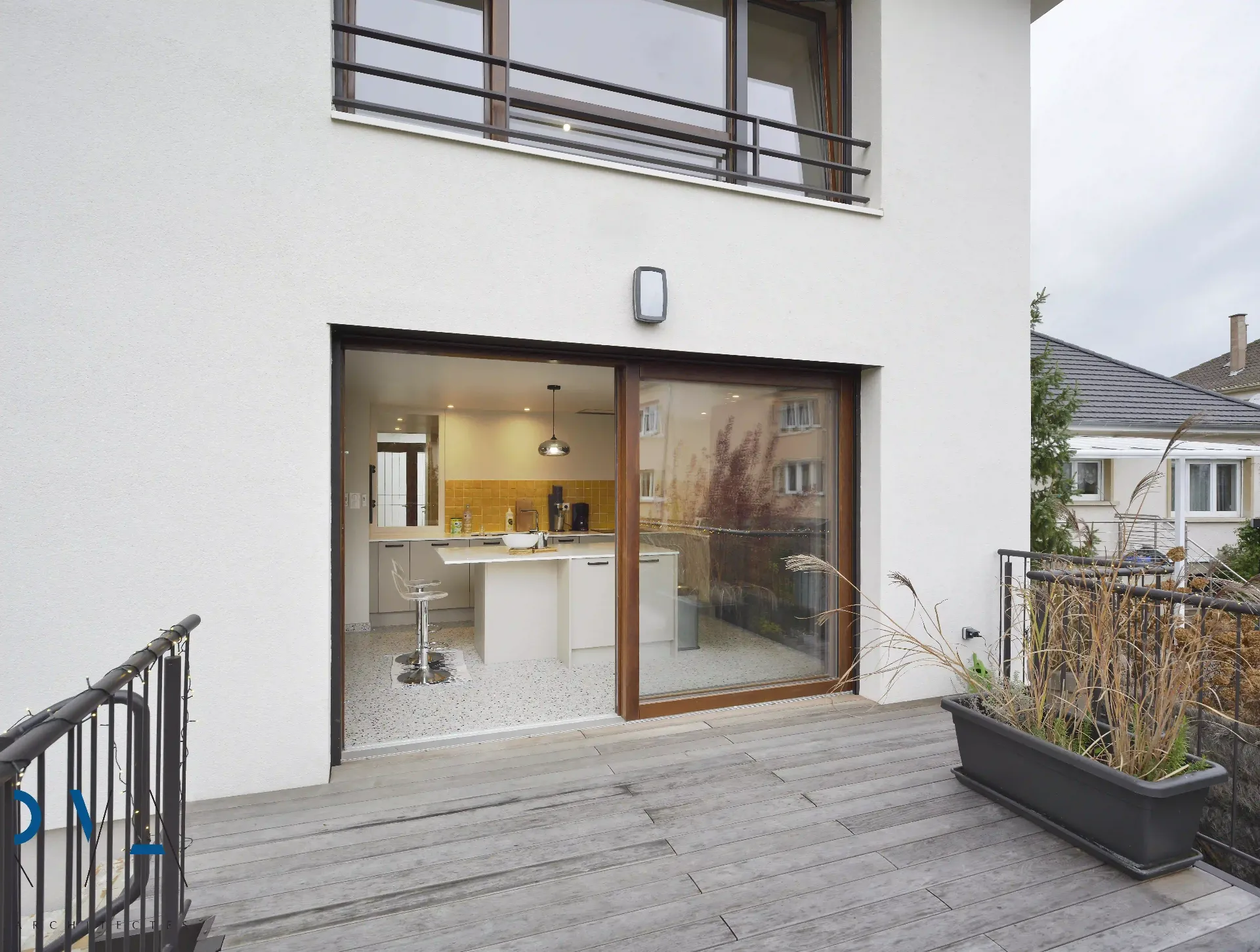 Terrasse surélevée pensée pour prolonger l'espace de vie