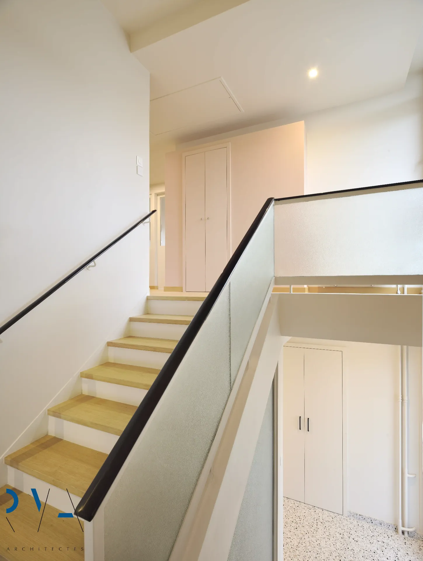 Un escalier réinventé, ancré dans son charme d'époque