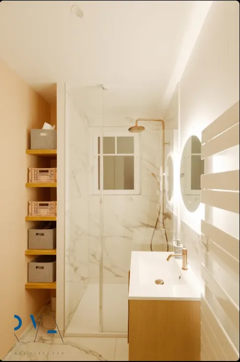 Une salle de bain optimisée par des aménagements sur mesure et des finitions soignées