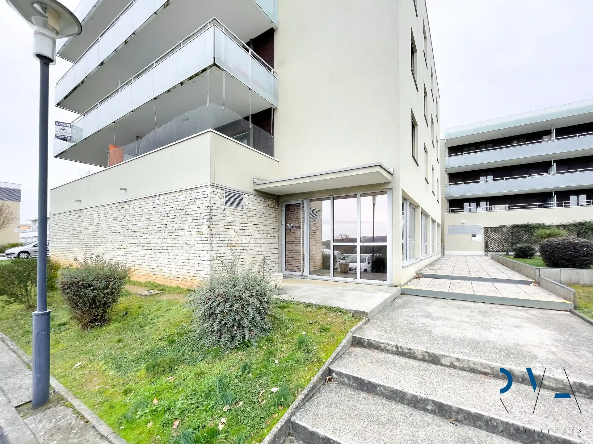 Accès principal, entrée de l'établissement